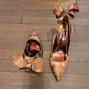 Metallic camouflage pumps